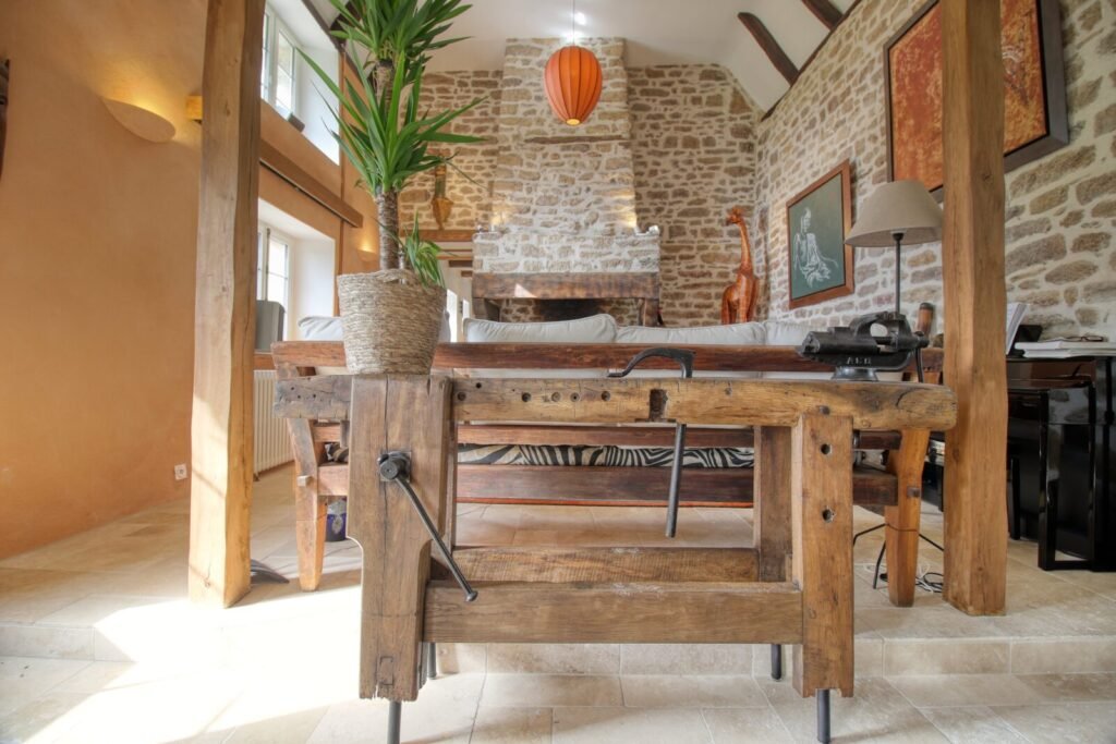 Hommage aux bricolos rigolos 10 - Kerbeleg Kerbeleg histoire et patrimoine grand salon pierre apparente Etabli Rénové