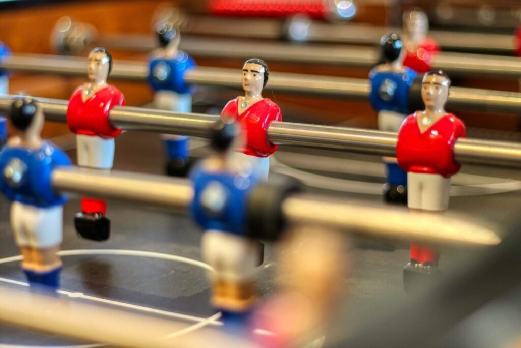 salle de jeux baby foot cartes jeux de societe 2 scaled