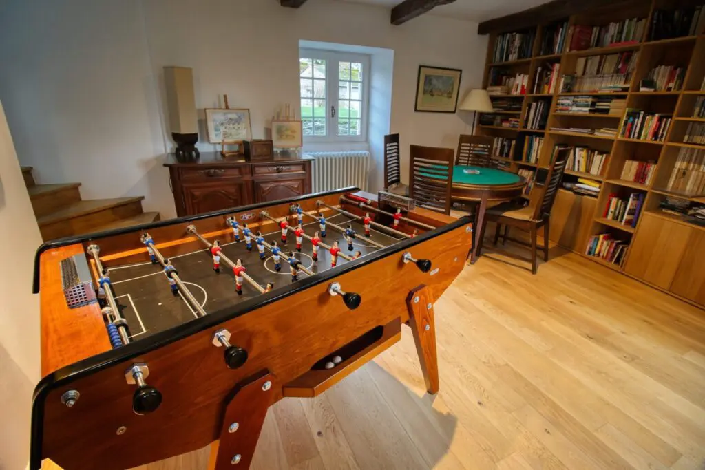 salle de jeux baby foot cartes jeux de societe 3 scaled
