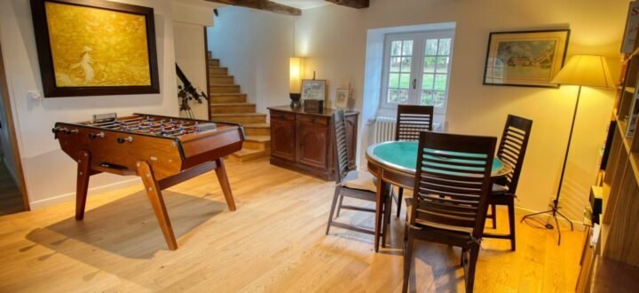 salle de jeux baby foot cartes jeux de societe 4 scaled