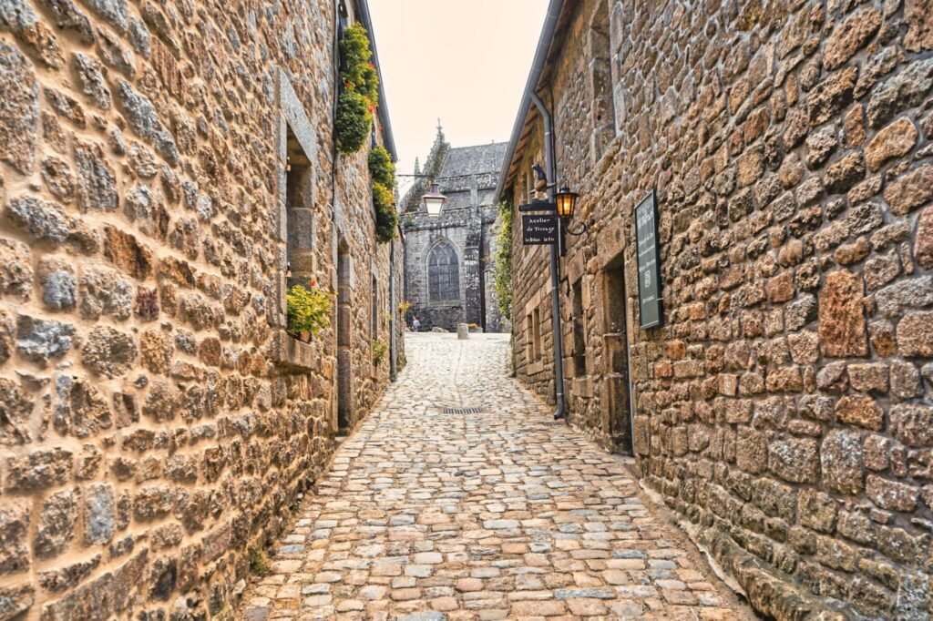 locronan finistere ruelle scaled