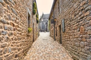locronan finistere ruelle scaled