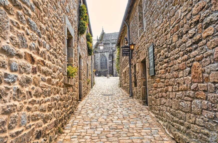 locronan finistere ruelle scaled