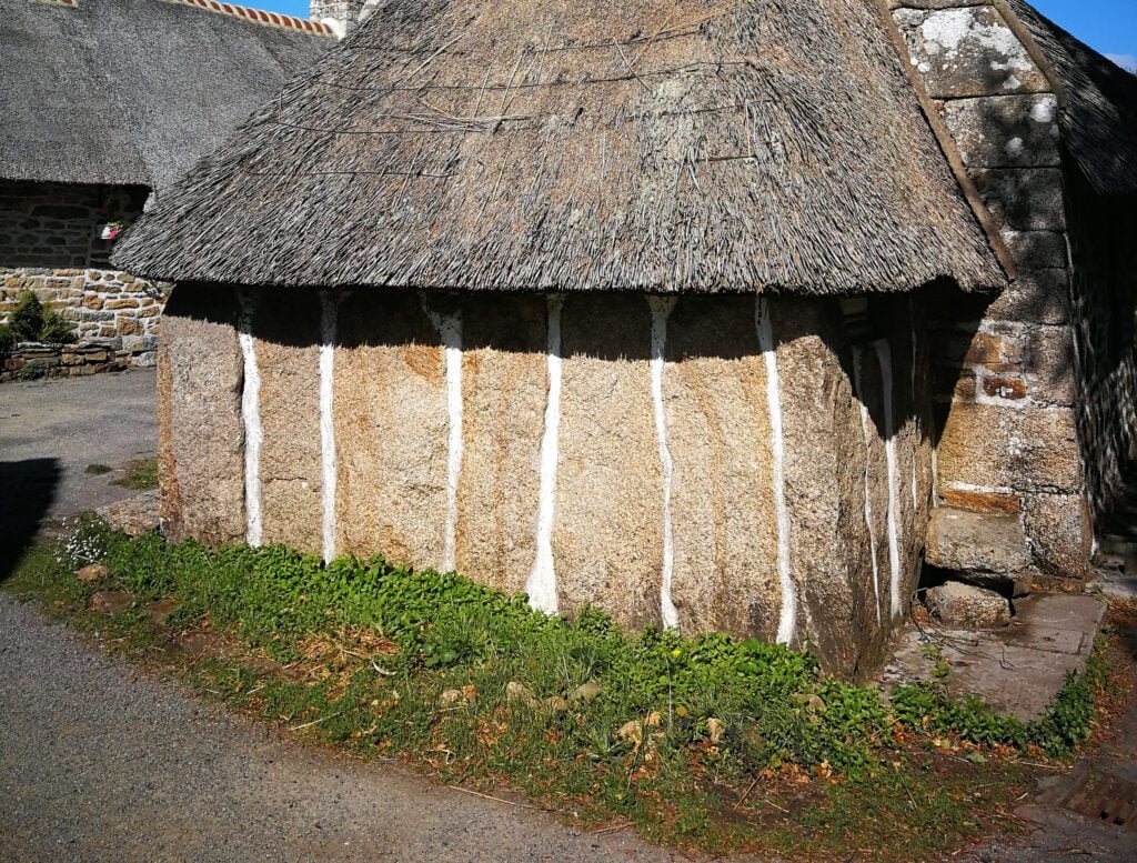 kerbeleg tourisme kerascoet maison en pierres debout mfrh original scaled