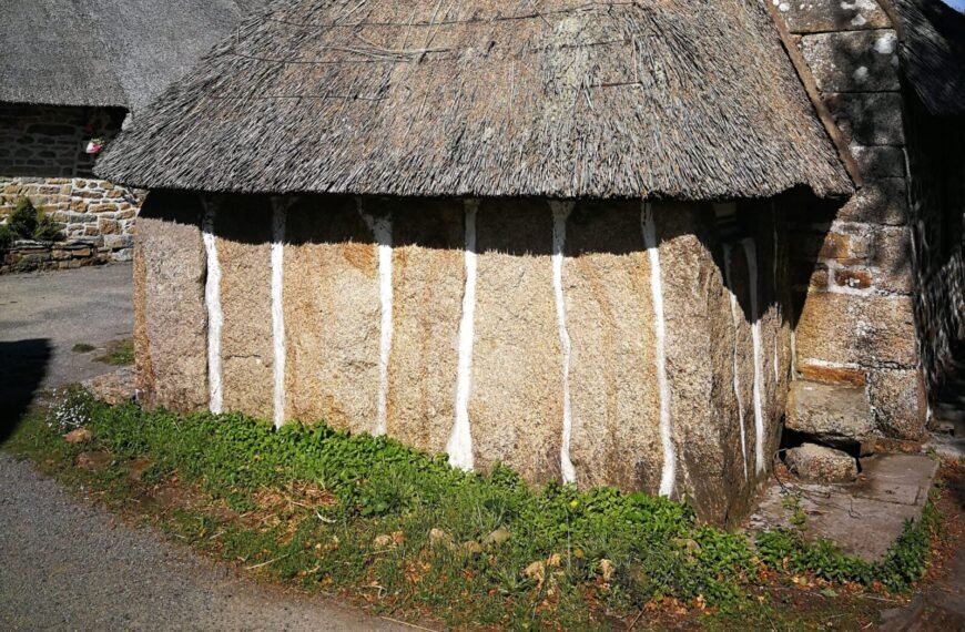 kerbeleg tourisme kerascoet maison en pierres debout mfrh original scaled