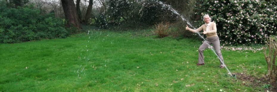 L'eau du puits jaillit au jardin