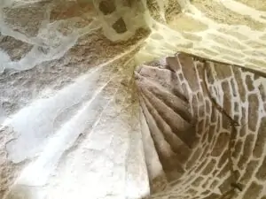 Les cheminées bretonnes anciennes 1 - Kerbeleg Grand escalier en pierre du 15e siecle Kerbeleg - Kerbeleg