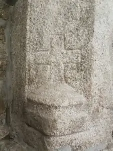 Les cheminées bretonnes anciennes 3 - Kerbeleg cheminee chambre les oiseaux croix sculptee kerbeleg - Kerbeleg