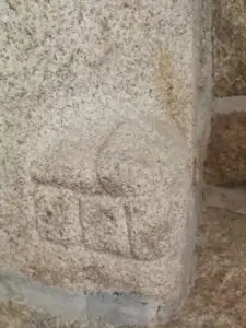 Les cheminées bretonnes anciennes 4 - Kerbeleg cheminee chambre les oiseaux mitre sculptee kerbeleg - Kerbeleg