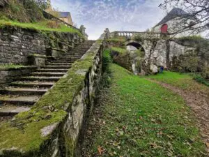La chapelle Sainte-Barbe: Un héritage de foi et de promesse 3 - Kerbeleg Kerbeleg - Tourisme - Le Faouët - Chapelle Sainte-Barbe - Escalier de pierre