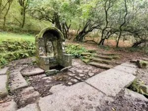 La chapelle Sainte-Barbe: Un héritage de foi et de promesse 4 - Kerbeleg Kerbeleg - Tourisme - Le Faouët - Chapelle Sainte-Barbe - La Fontaine
