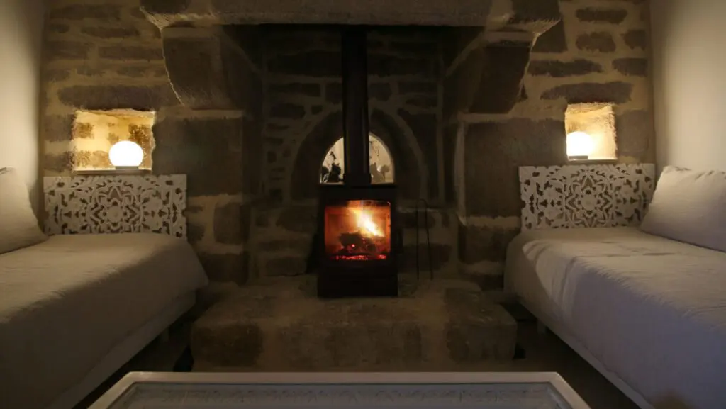 Suite Maison Les Ecureuils Kerbeleg Poele a Bois 6
