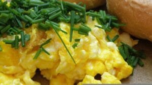 Oeufs brouillés à la ciboulette