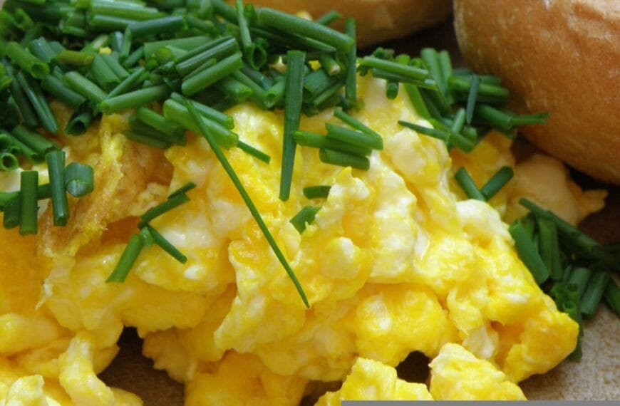 Oeufs brouillés à la ciboulette