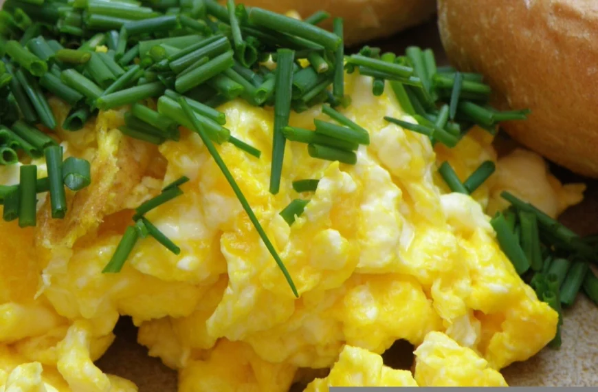 Oeufs brouillés à la ciboulette