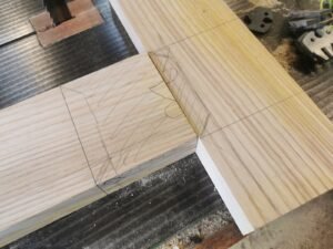 The hand learns the gesture: First steps in old-fashioned joinery 4 - Kerbeleg Menuiserie Travail exercice atelier tenon mortaise cheville chataignier porte DESSIN EMBOITEMENT