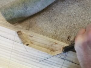 The hand learns the gesture: First steps in old-fashioned joinery 5 - Kerbeleg Menuiserie Travail exercice atelier tenon mortaise cheville chataignier porte DECOUPE ANGLES