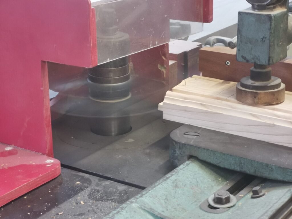 The hand learns the gesture: First steps in old-fashioned joinery 10 - Kerbeleg Menuiserie Travail exercice atelier tenon mortaise cheville chataignier porte TENONEUSE