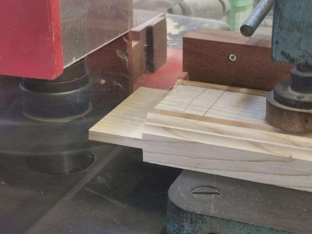 The hand learns the gesture: First steps in old-fashioned joinery 11 - Kerbeleg Menuiserie Travail exercice atelier tenon mortaise cheville chataignier porte TENONEUSE ()