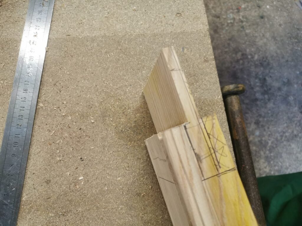 The hand learns the gesture: First steps in old-fashioned joinery 12 - Kerbeleg Menuiserie Travail exercice atelier tenon mortaise cheville chataignier porte TENON