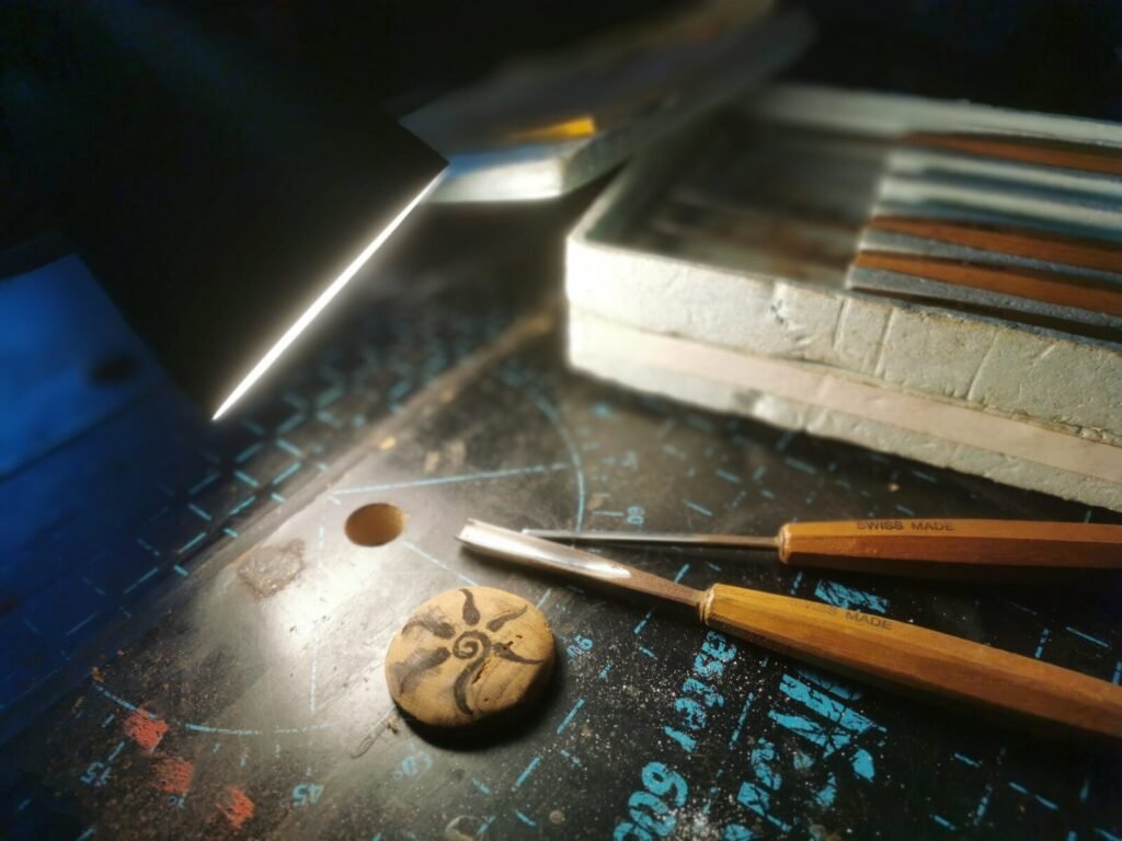 Le souffle du vieux chêne : Sculpter un talisman pour Beltane (Beltaine) 3 - Kerbeleg Medaillon Talisman en Bois de Chêne Soleil et Spirale Beltaine (Beltane)