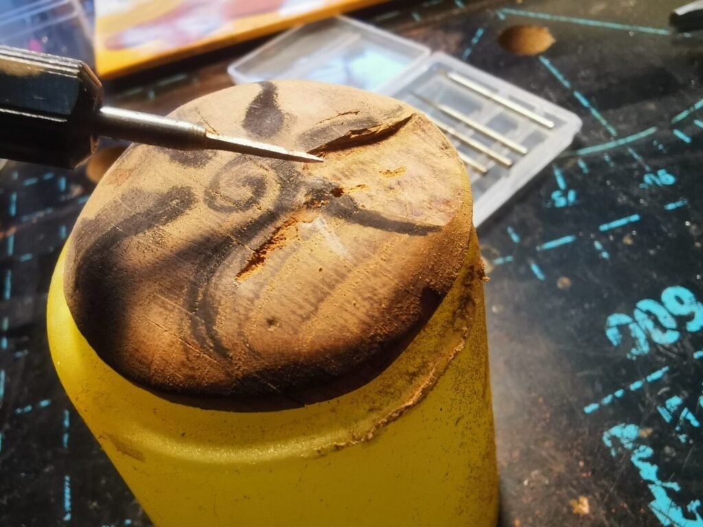 Le souffle du vieux chêne : Sculpter un talisman pour Beltane (Beltaine) 4 - Kerbeleg Medaillon Talisman en Bois de Chêne Soleil et Spirale Beltaine (Beltane)