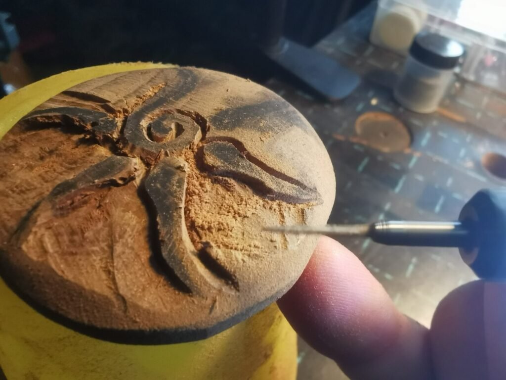 Le souffle du vieux chêne : Sculpter un talisman pour Beltane (Beltaine) 5 - Kerbeleg Medaillon Talisman en Bois de Chêne Soleil et Spirale Beltaine (Beltane)