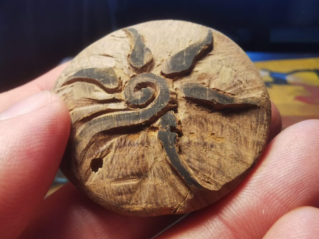 Le souffle du vieux chêne : Sculpter un talisman pour Beltane (Beltaine) 7 - Kerbeleg Medaillon Talisman en Bois de Chêne Soleil et Spirale Beltaine (Beltane)