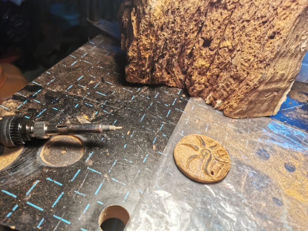 Le souffle du vieux chêne : Sculpter un talisman pour Beltane (Beltaine) 6 - Kerbeleg Medaillon Talisman en Bois de Chêne Soleil et Spirale Beltaine (Beltane)
