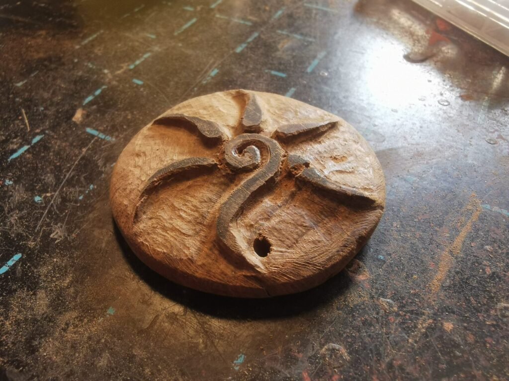 Le souffle du vieux chêne : Sculpter un talisman pour Beltane (Beltaine) 8 - Kerbeleg Medaillon Talisman en Bois de Chêne Soleil et Spirale Beltaine (Beltane)