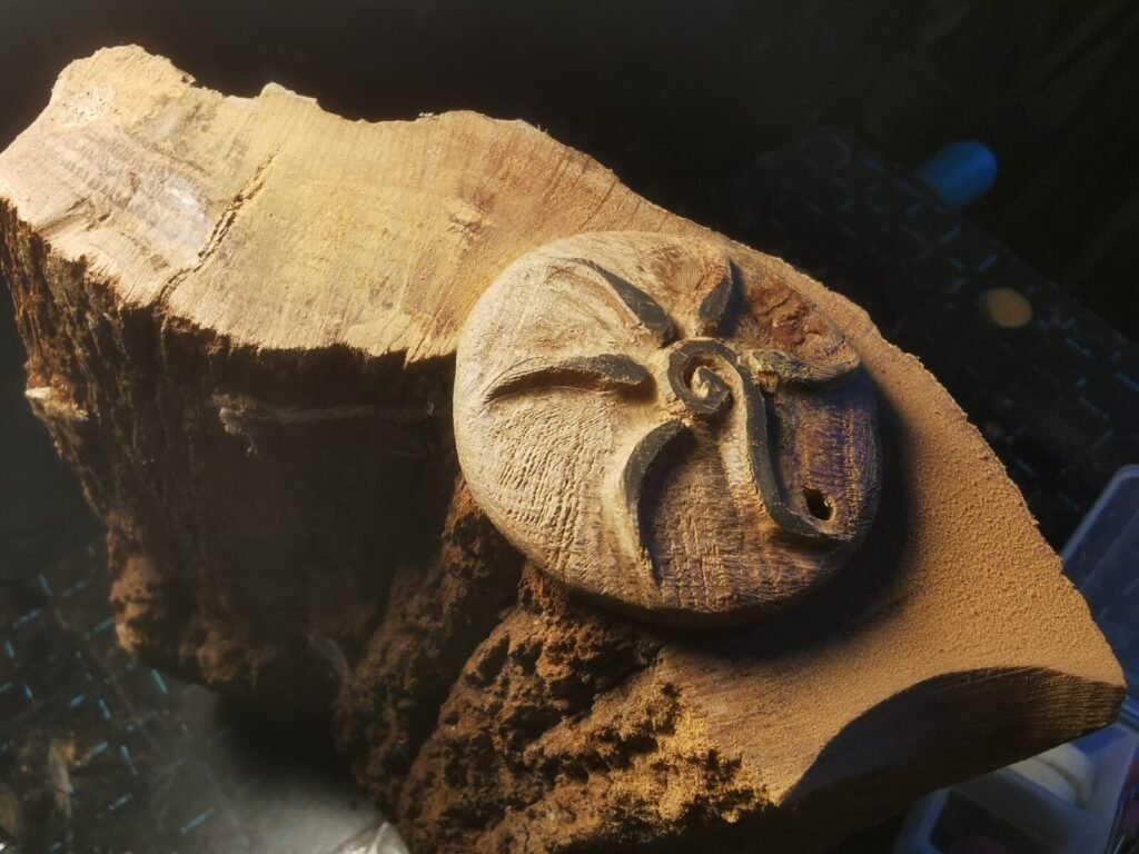 Le souffle du vieux chêne : Sculpter un talisman pour Beltane (Beltaine) 9 - Kerbeleg Medaillon Talisman en Bois de Chêne Soleil et Spirale Beltaine (Beltane)