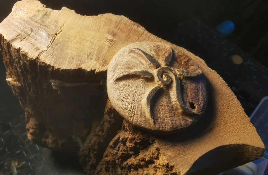 Medaillon Talisman en Bois de Chêne Soleil et Spirale Beltaine (Beltane)