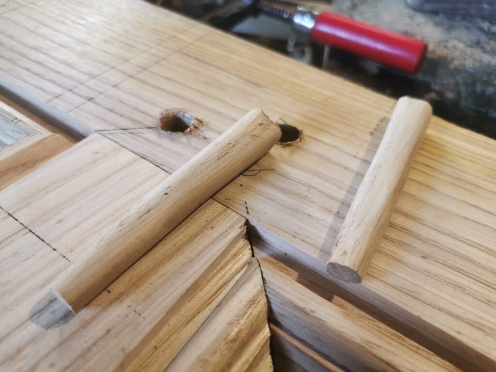 The hand learns the gesture: First steps in old-fashioned joinery 14 - Kerbeleg Menuiserie Travail exercice atelier tenon mortaise cheville chataignier CHEVILLAGE ()