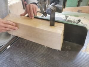 The hand learns the gesture: First steps in old-fashioned joinery 1 - Kerbeleg Menuiserie Travail exercice atelier tenon mortaise cheville chataignier DECOUPE SCIE RUBAN