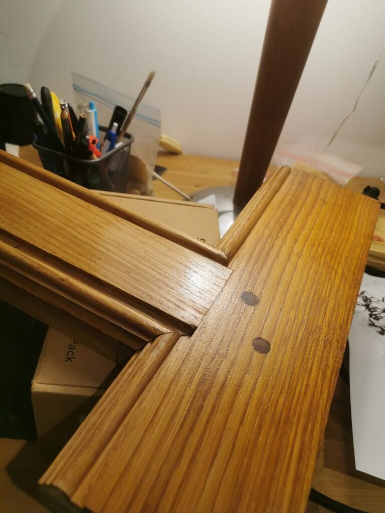 The hand learns the gesture: First steps in old-fashioned joinery 17 - Kerbeleg Menuiserie Travail exercice atelier tenon mortaise cheville chataignier porte FINITION HUILE BROU NOIX