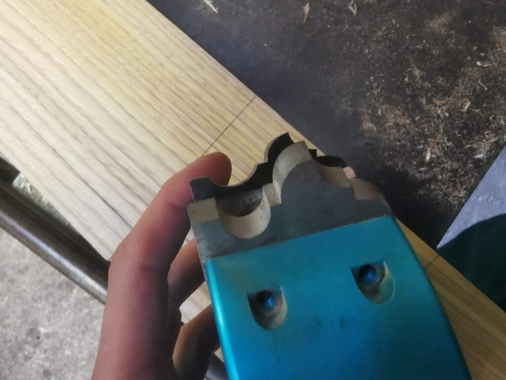 The hand learns the gesture: First steps in old-fashioned joinery 7 - Kerbeleg Menuiserie Travail exercice atelier tenon mortaise cheville chataignier porte FRAISEUSE CHOIX PROFIL