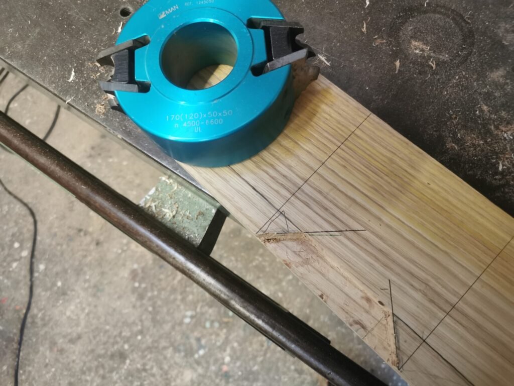 The hand learns the gesture: First steps in old-fashioned joinery 6 - Kerbeleg Menuiserie Travail exercice atelier tenon mortaise cheville chataignier porte FRAISEUSE CHOIX PROFIL ()