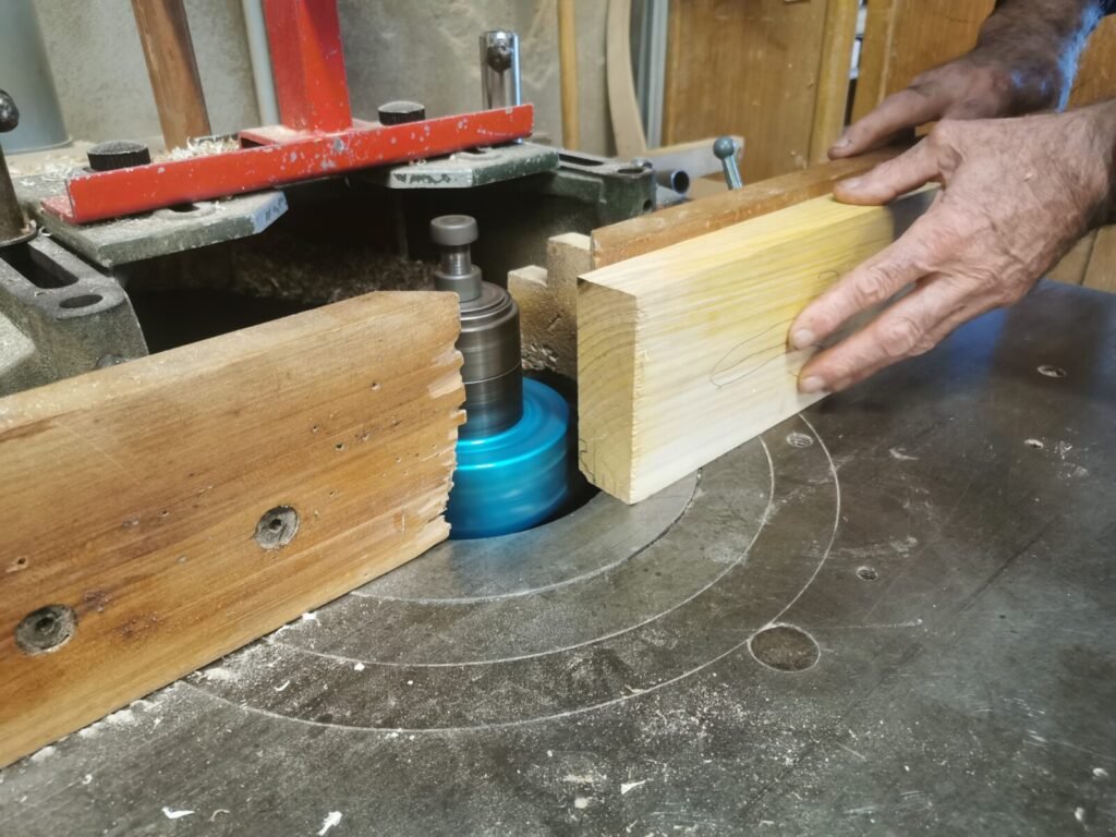 The hand learns the gesture: First steps in old-fashioned joinery 8 - Kerbeleg Menuiserie Travail exercice atelier tenon mortaise cheville chataignier porte FRAISEUSE DECOUPE