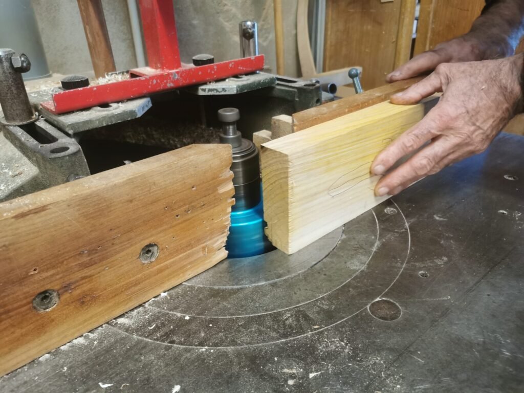 The hand learns the gesture: First steps in old-fashioned joinery 9 - Kerbeleg Menuiserie Travail exercice atelier tenon mortaise cheville chataignier porte FRAISEUSE DECOUPE ()