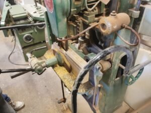 The hand learns the gesture: First steps in old-fashioned joinery 13 - Kerbeleg Menuiserie Travail exercice atelier tenon mortaise cheville chataignier porte MORTAISEUSE