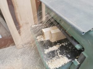 The hand learns the gesture: First steps in old-fashioned joinery 2 - Kerbeleg Menuiserie Travail exercice atelier tenon mortaise cheville chataignier porte RABOTAGE