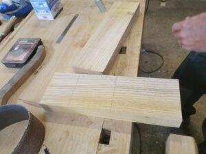The hand learns the gesture: First steps in old-fashioned joinery 3 - Kerbeleg Menuiserie Travail exercice atelier tenon mortaise cheville chataignier porte TRACAGE
