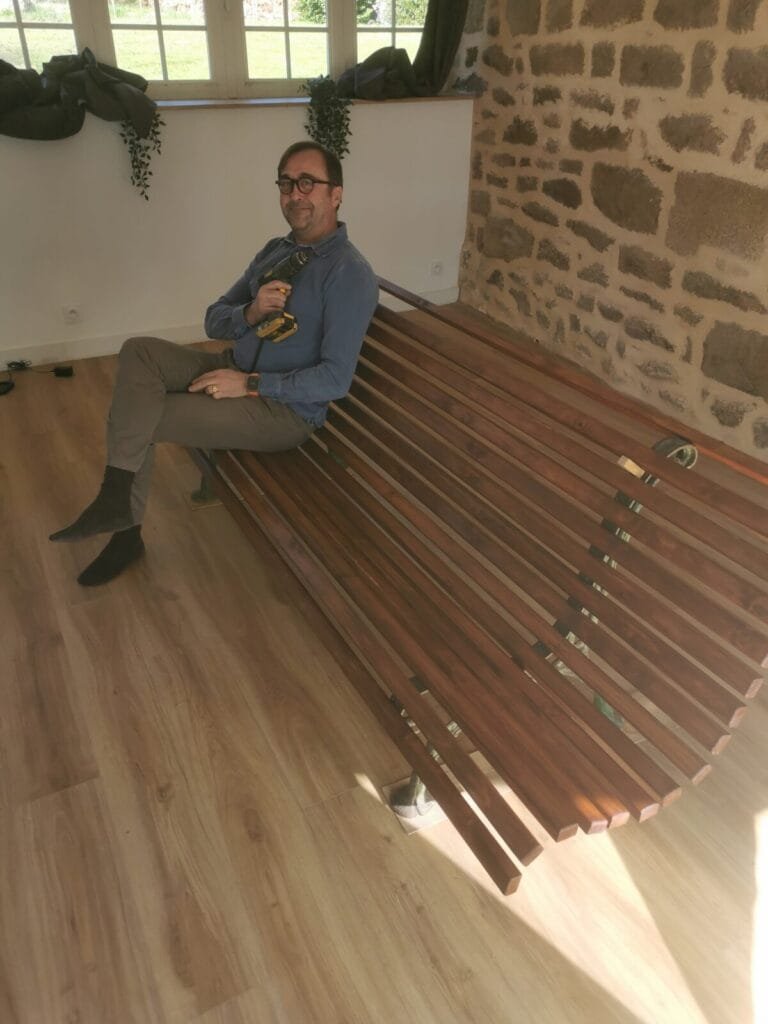 Lovers snogging on park benches… 7 - Kerbeleg Banc en bois Rénovation ()