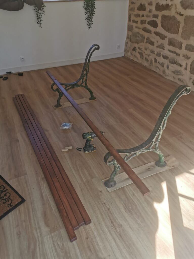 Lovers snogging on park benches… 6 - Kerbeleg Banc en bois Rénovation ()