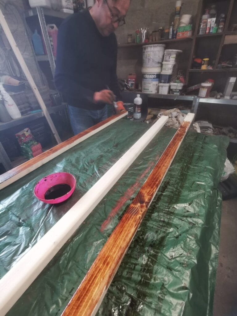 Lovers snogging on park benches… 4 - Kerbeleg Banc en bois Rénovation ()