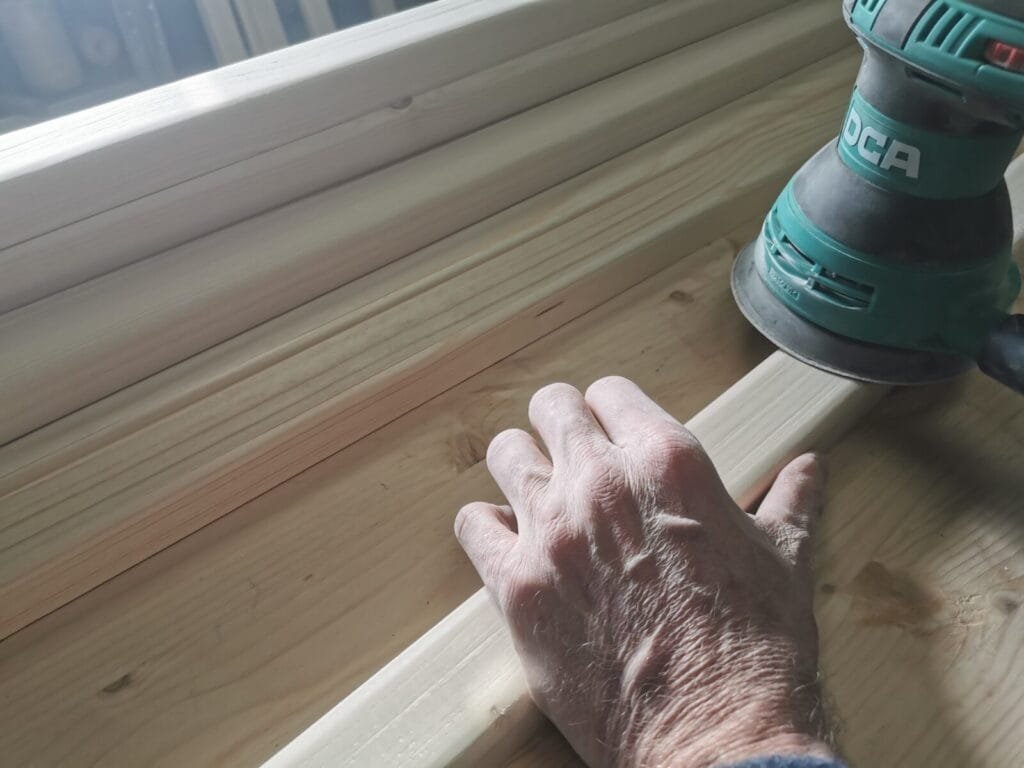 Lovers snogging on park benches… 3 - Kerbeleg Banc en bois Rénovation ()