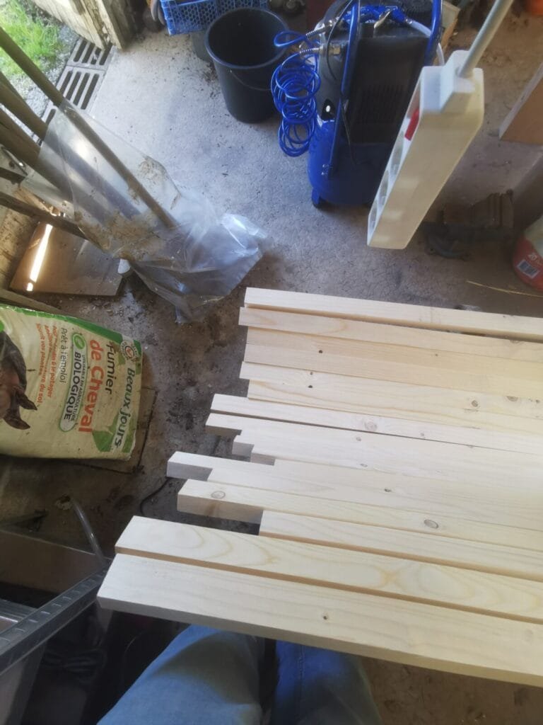 Lovers snogging on park benches… 2 - Kerbeleg Banc en bois Rénovation ()