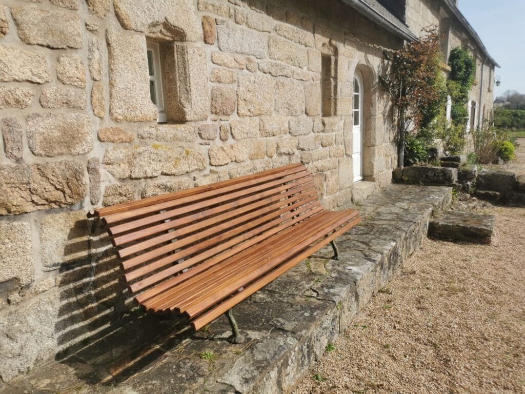 Lovers snogging on park benches… 8 - Kerbeleg Banc en bois Rénovation ()