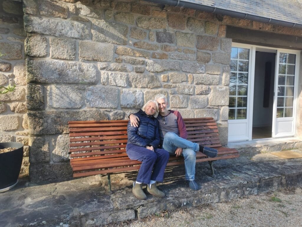 Lovers snogging on park benches… 9 - Kerbeleg Banc en bois Rénovation ()