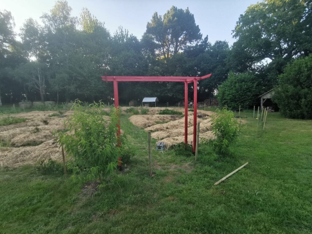 Das Torii von Kerbeleg: Heilige Brücke zwischen Himmel, Erde und Permakultur 8 - Kerbeleg Le Torii de Kerbeleg Passerelle Sacrée entre Ciel Terre et Permaculture ()